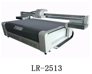 LR-2513通常我們也稱為萬(wàn)能打印機(jī)，他是根據(jù)國(guó)際標(biāo)準(zhǔn)尺寸而來(lái)，加上這種uv機(jī)器不收材質(zhì)約束，差不多什么都可以打印，通常我們也稱之為萬(wàn)能打印機(jī)